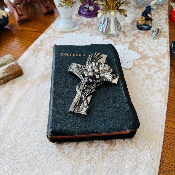 Vintage Arthur Court Pewter Cross with 3D Wheat and Grapes - Picture 11 of 11